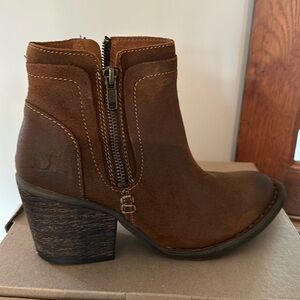 Womens Born - Alana Brown dual zip bootie size 8 new